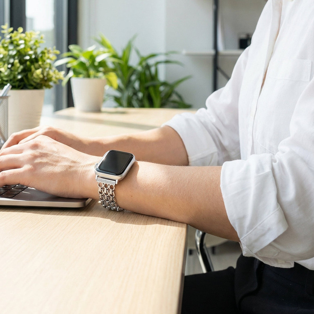 Correa Apple Watch de malla metálica elegante, cadena estructurada tipo eslabón con detalles de circonitas, modelo Rija