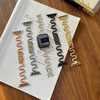 Correa Apple Watch de malla ondulada de metal, diseño moderno en forma de S, cierre de botón a presión ajustable, modelo Sydia