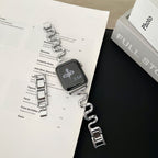 Correa Apple Watch de malla ondulada de metal, diseño moderno en forma de S, cierre de botón a presión ajustable, modelo Sydia