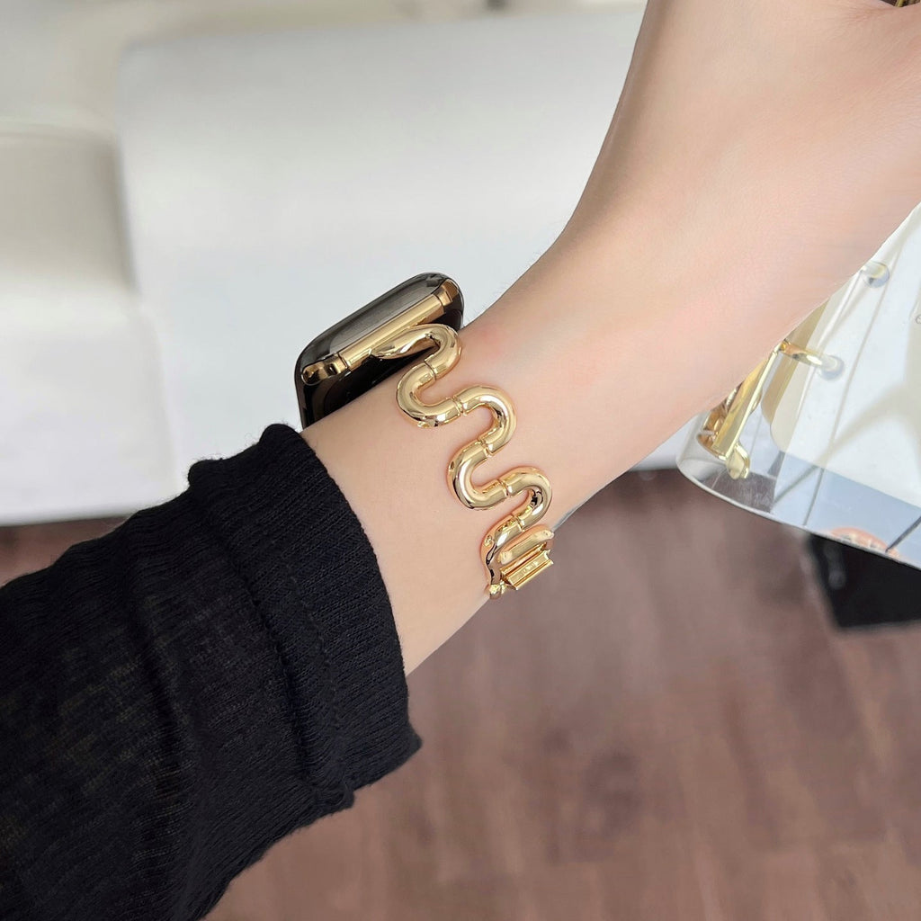 Correa Apple Watch de malla ondulada de metal, diseño moderno en forma de S, cierre de botón a presión ajustable, modelo Sydia