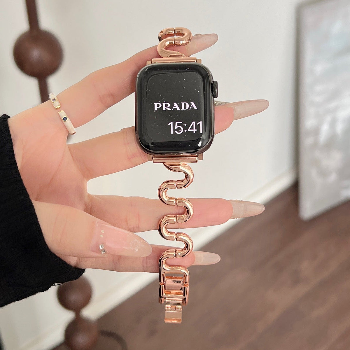 Correa Apple Watch de malla ondulada de metal, diseño moderno en forma de S, cierre de botón a presión ajustable, modelo Sydia