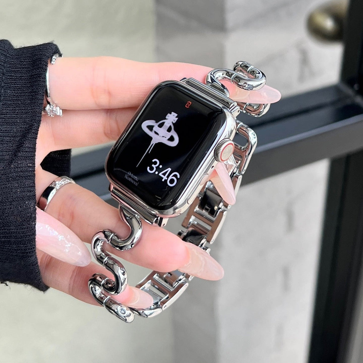 Correa Apple Watch de malla ondulada de metal, diseño moderno en forma de S, cierre de botón a presión ajustable, modelo Sydia