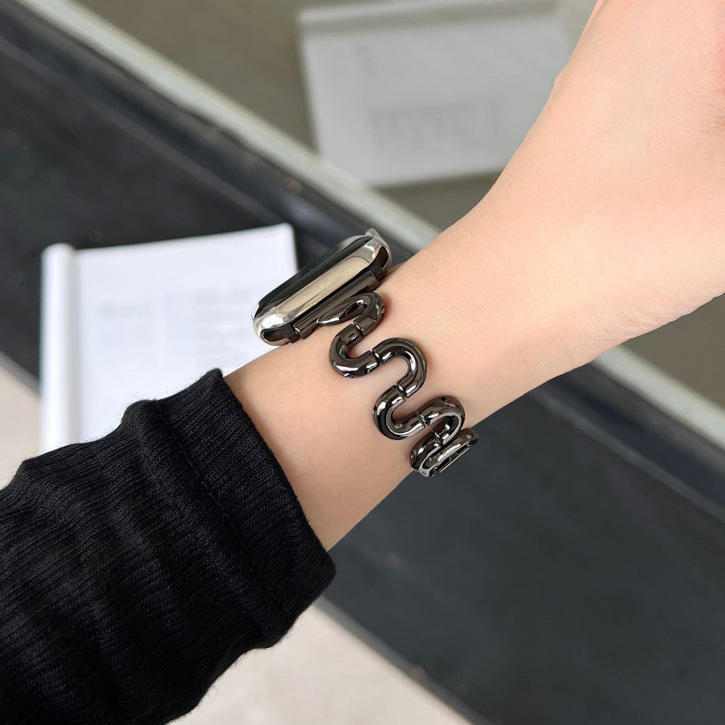 Correa Apple Watch de malla ondulada de metal, diseño moderno en forma de S, cierre de botón a presión ajustable, modelo Sydia