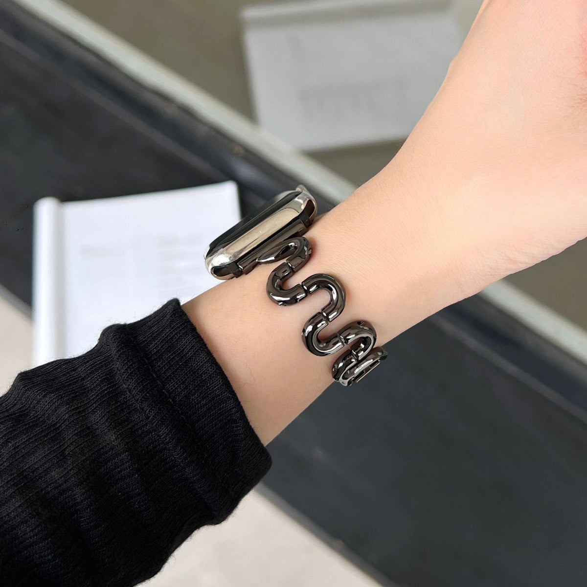 Correa Apple Watch de malla ondulada de metal, diseño moderno en forma de S, cierre de botón a presión ajustable, modelo Sydia