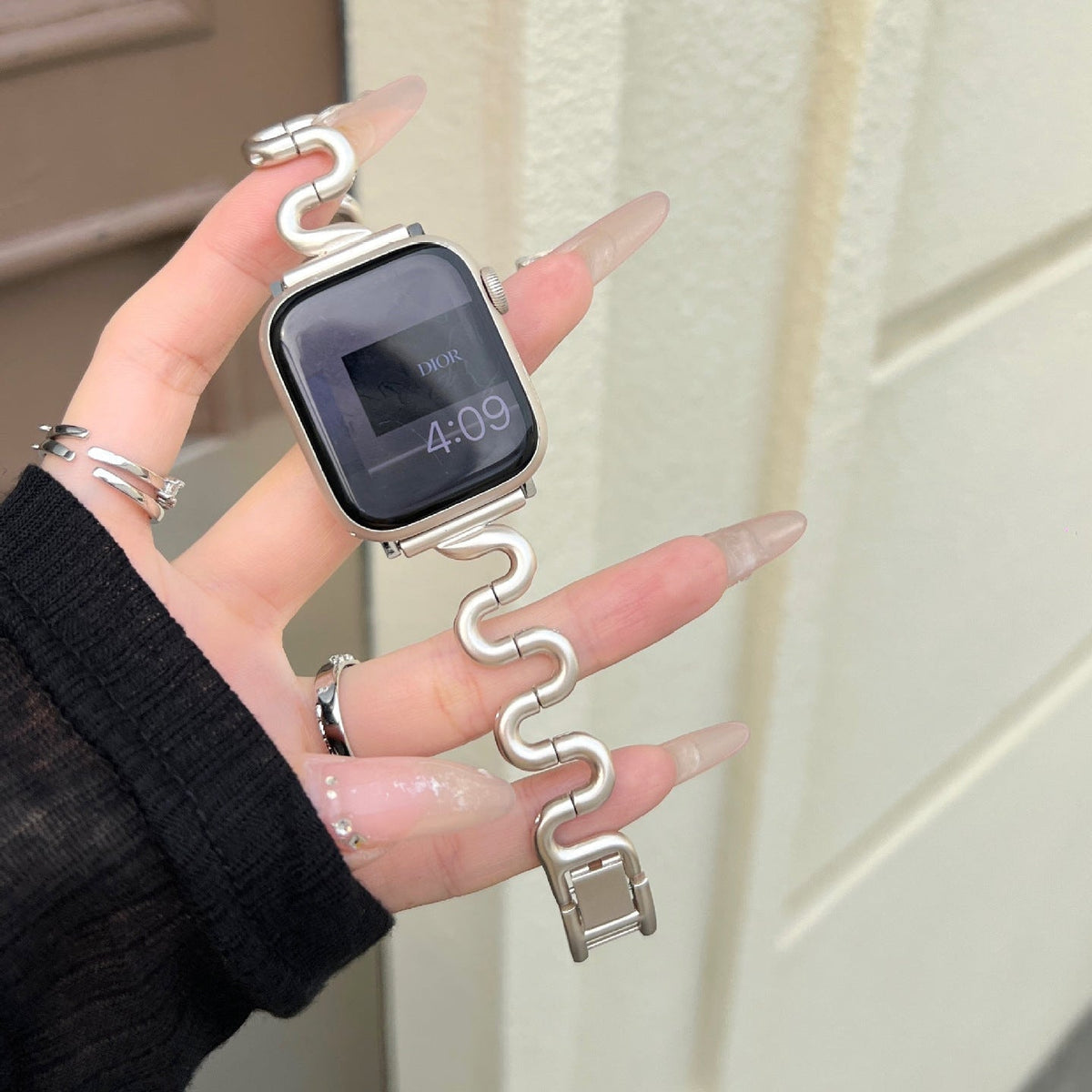 Correa Apple Watch de malla ondulada de metal, diseño moderno en forma de S, cierre de botón a presión ajustable, modelo Sydia