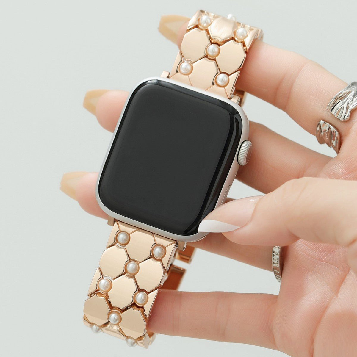 Correa Apple Watch de metal perlado, eslabones geométricos elegantes, acabado brillante refinado, modelo Pita