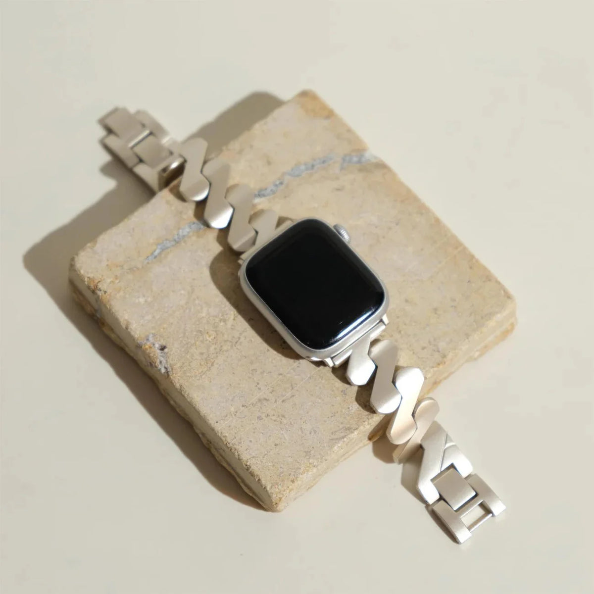 Correa Apple Watch de acero inoxidable, eslabones de onda triangular, acabado cepillado, modelo Azia