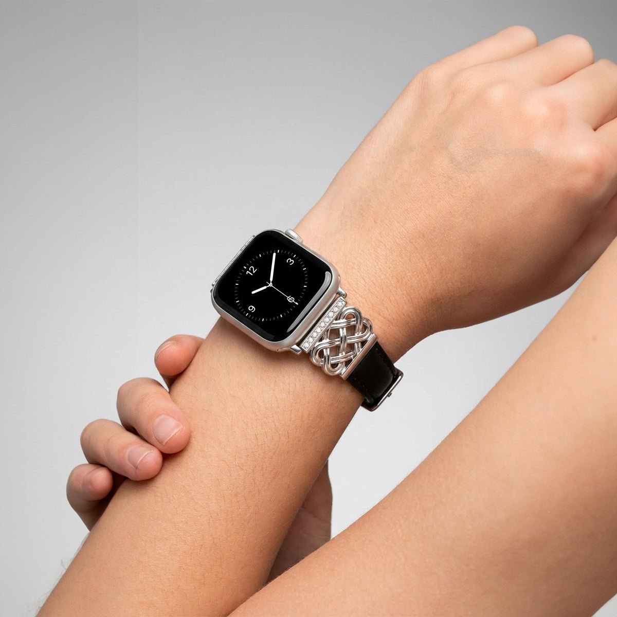 Correa Apple Watch, motivo de nudo chino engastado con circonitas, banda lisa, modelo Celtia