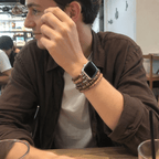 Pulsera multihilera para Apple Watch, que combina la elegancia de la madera natural con el brillo de la turquesa africana, modelo Yidza