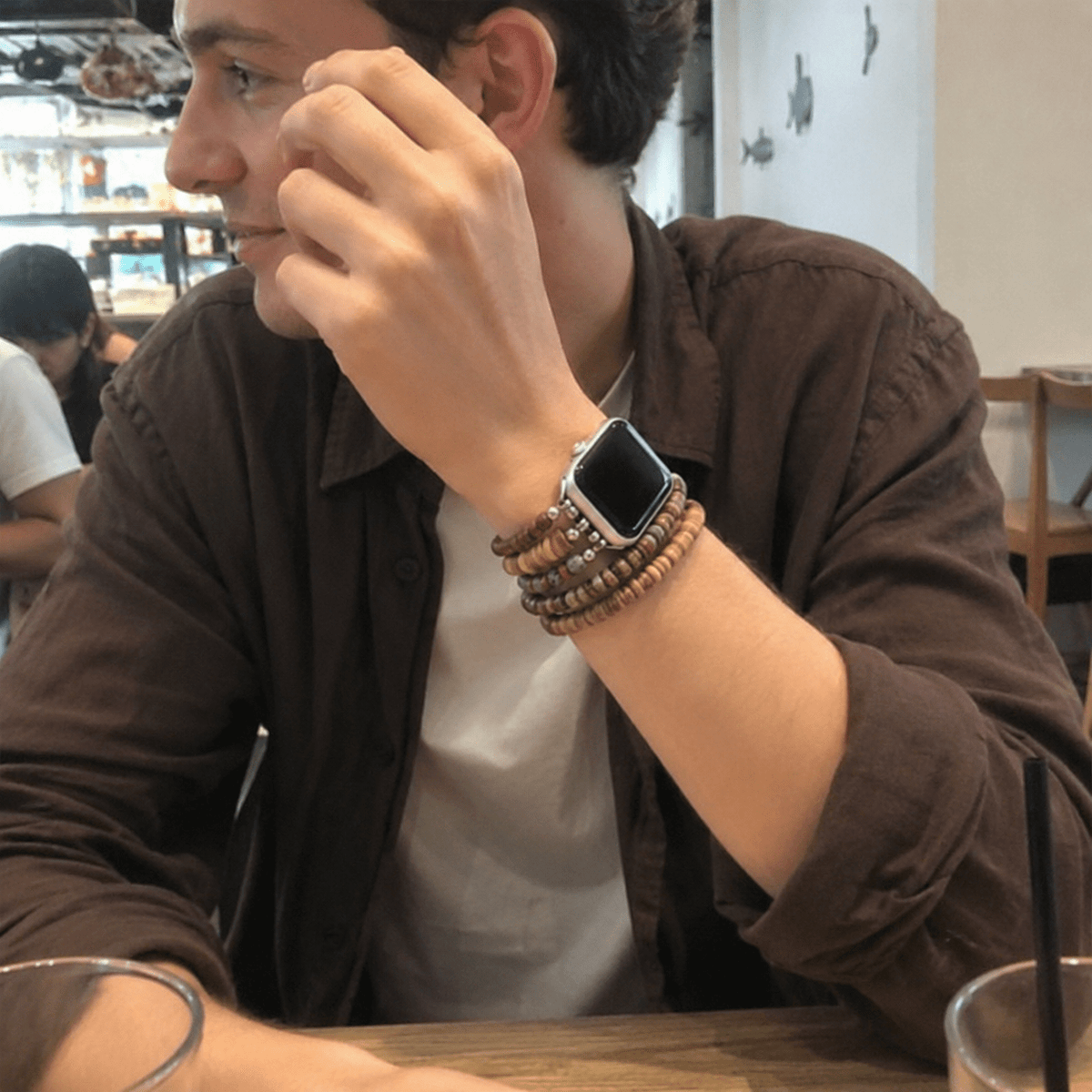 Pulsera multihilera para Apple Watch, que combina la elegancia de la madera natural con el brillo de la turquesa africana, modelo Yidza
