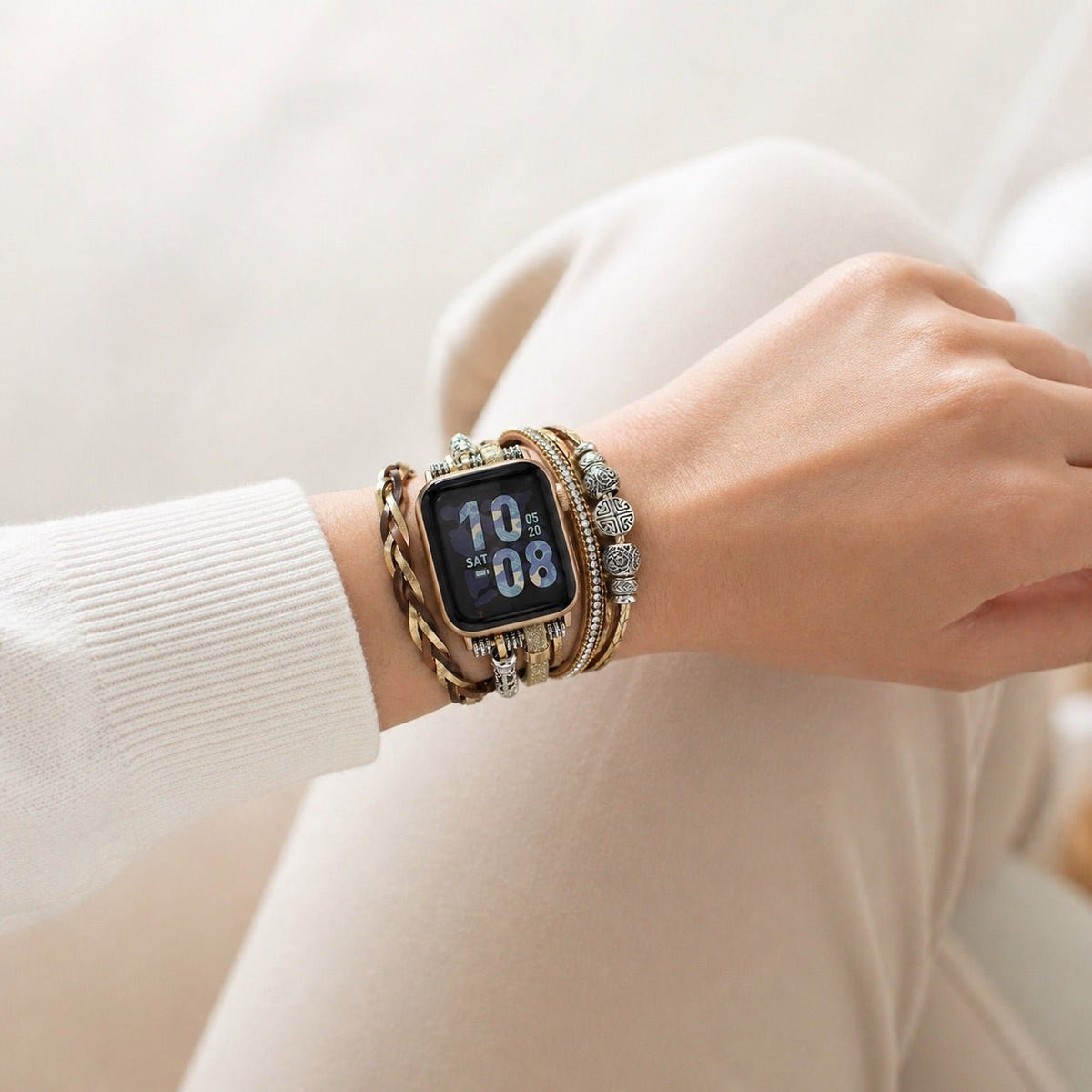 Pulsera multihilera dorada para Apple Watch, joya de muñeca ajustable, tiras trenzadas y cuentas metálicas, accesorio elegante para reloj inteligente, acabado brillante y texturizado, modelo Rédine