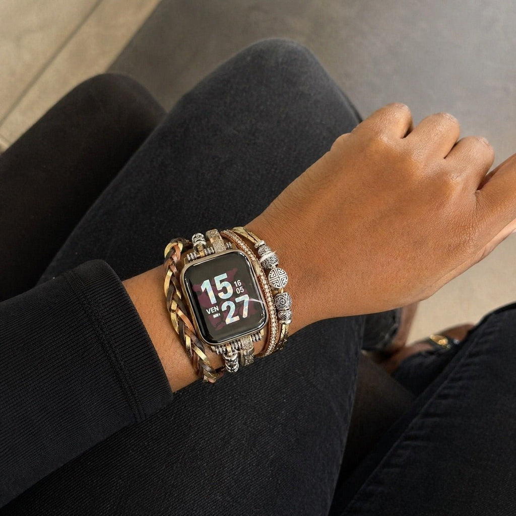 Pulsera multihilera dorada para Apple Watch, joya de muñeca ajustable, tiras trenzadas y cuentas metálicas, accesorio elegante para reloj inteligente, acabado brillante y texturizado, modelo Rédine