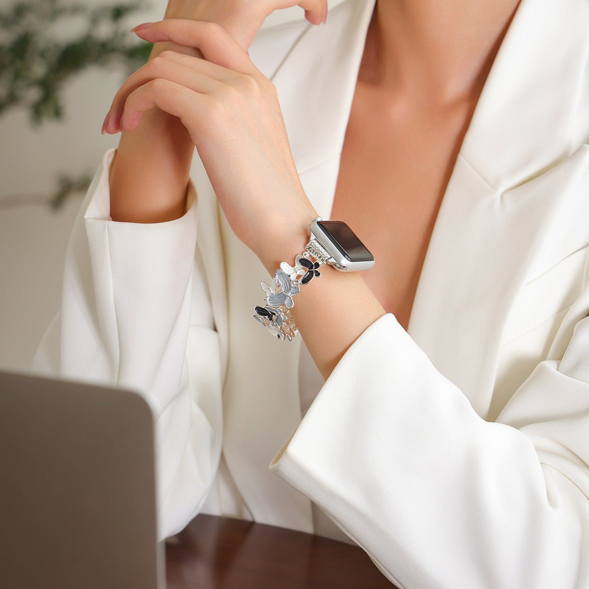 Correa Apple Watch con motivo de mariposas esmaltadas, malla elástica con strass, modelo Marjorie