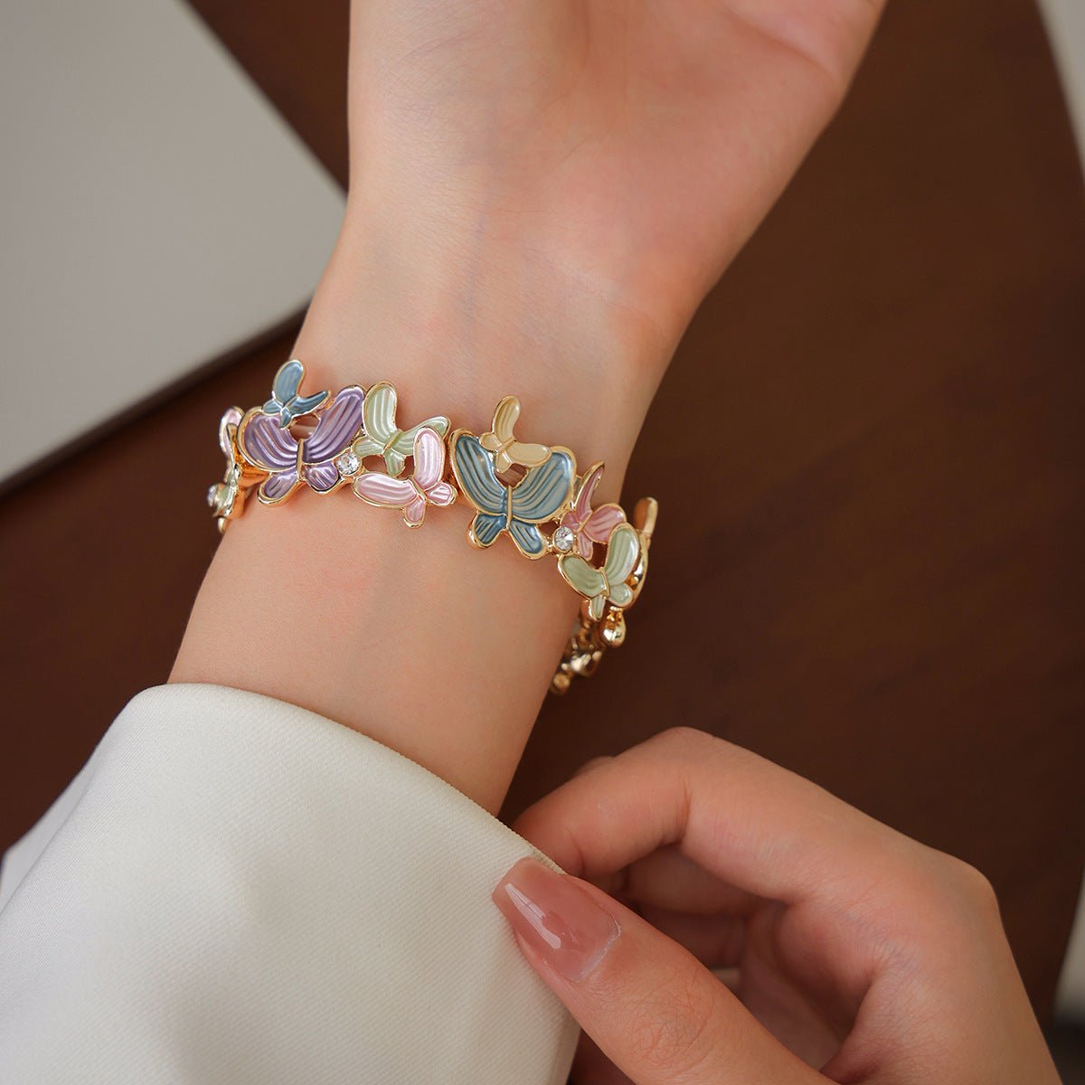 Correa Apple Watch con motivo de mariposas esmaltadas, malla elástica con strass, modelo Marjorie