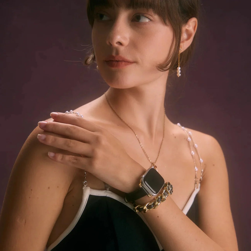 Correa Apple Watch de doble vuelta, cadena entrelazada y camelia esmaltada, para mujer, modelo Queenie