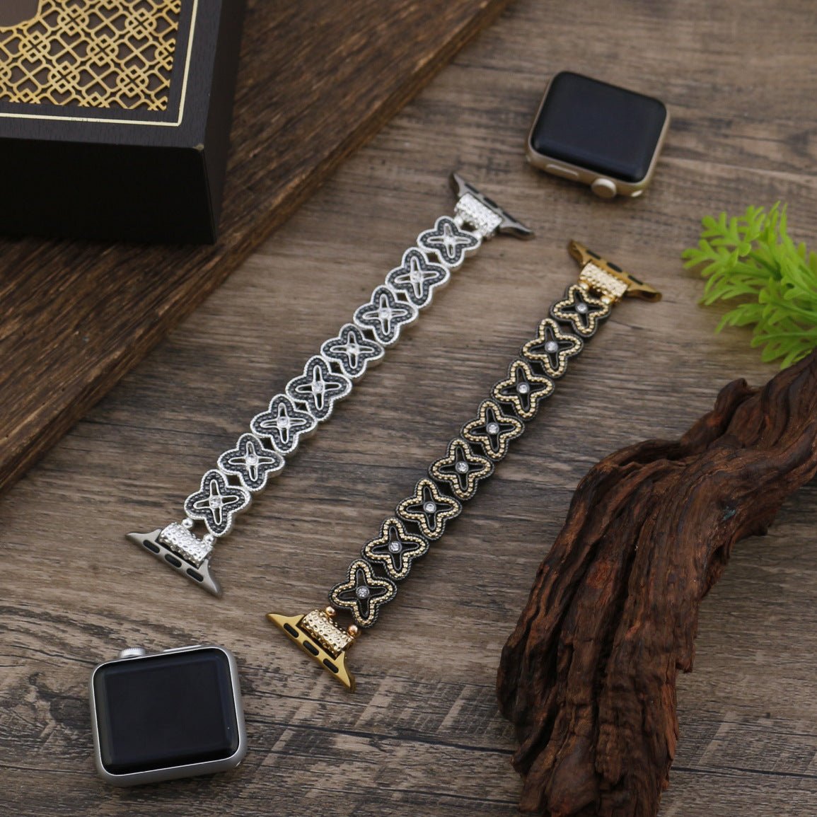 Correa Apple Watch de malla floral calada, pedrería y acabado bicolor, modelo Harpie