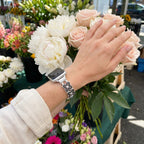 Correa Apple Watch de malla floral calada, pedrería y acabado bicolor, modelo Harpie