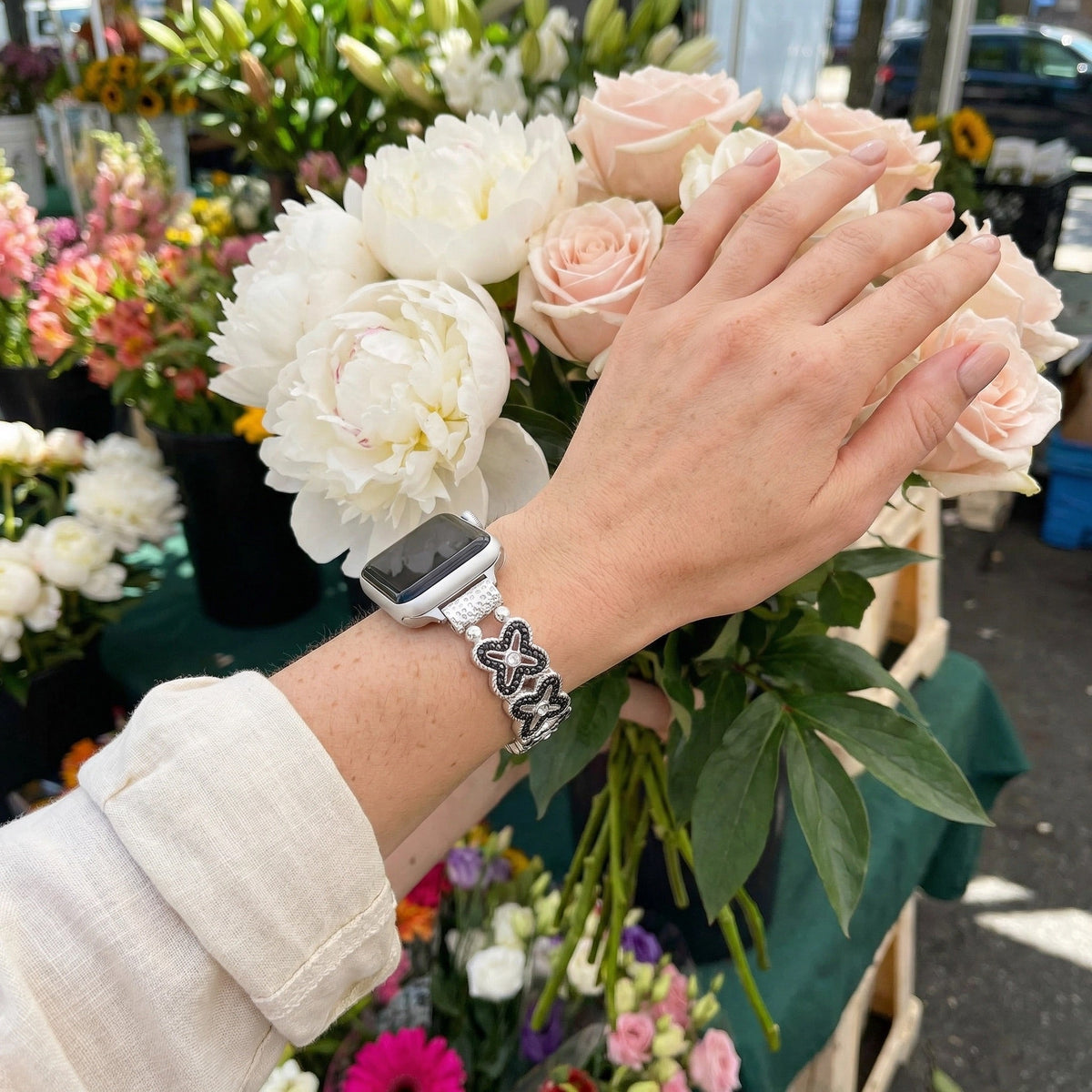 Correa Apple Watch de malla floral calada, pedrería y acabado bicolor, modelo Harpie