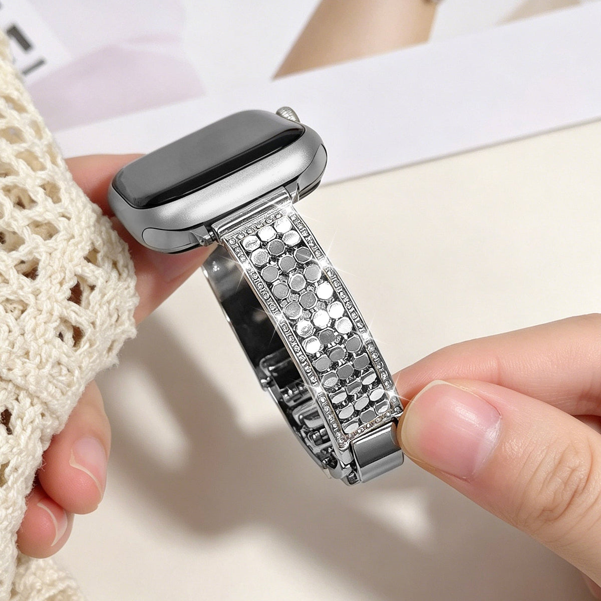 Correa Apple Watch para mujer, malla hexagonal de aleación metálica, detalles brillantes, cierre ajustable, modelo Simia