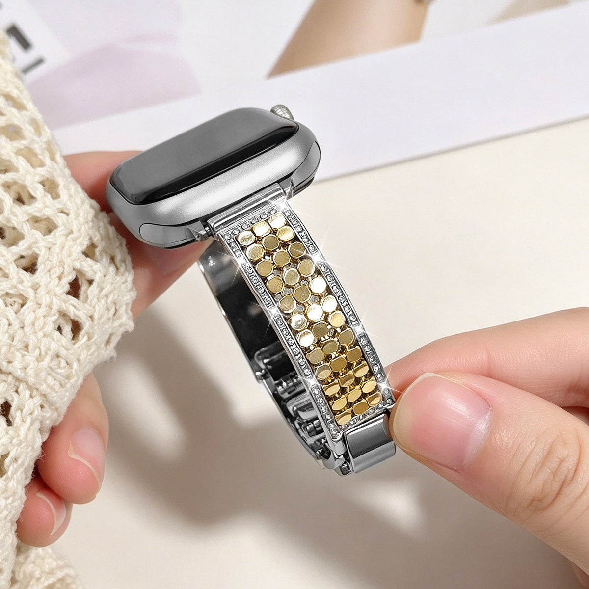 Correa Apple Watch para mujer, malla hexagonal de aleación metálica, detalles brillantes, cierre ajustable, modelo Simia
