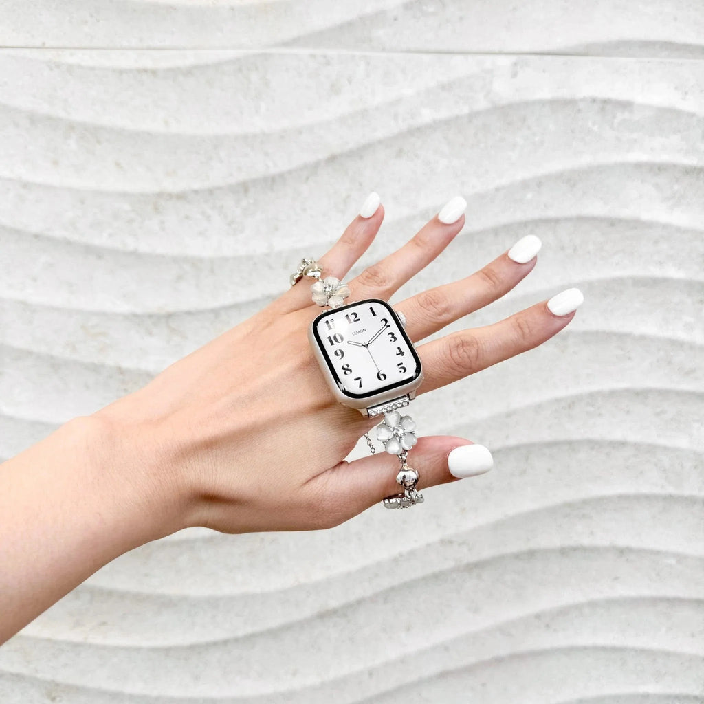 Correa de cadena con flores de cerezo esmaltadas para Apple Watch, colgante de corazón, modelo Sakura