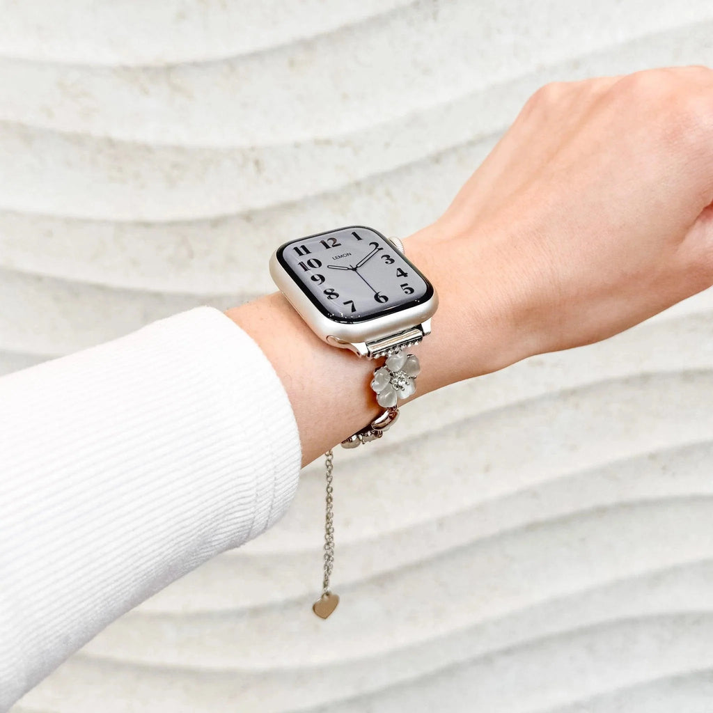 Correa de cadena con flores de cerezo esmaltadas para Apple Watch, colgante de corazón, modelo Sakura