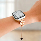 Correa de cadena con flores de cerezo esmaltadas para Apple Watch, colgante de corazón, modelo Sakura