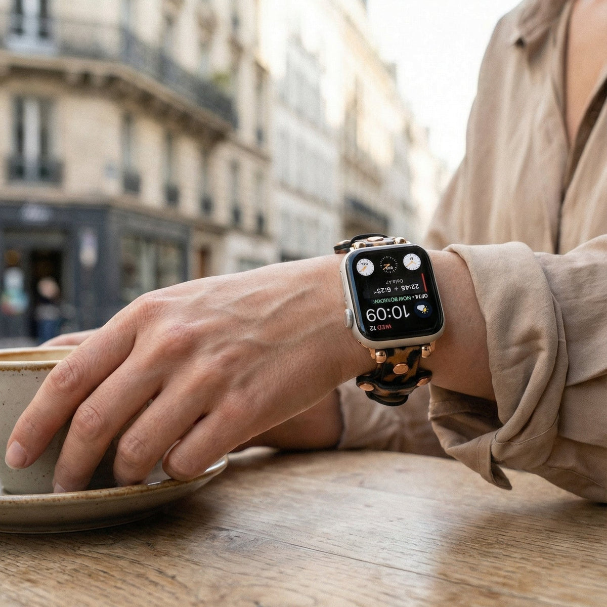 Correa Apple Watch tipo brazalete con remaches, hebilla de espiga, diseño moderno, modelo Riveira