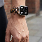 Correa Apple Watch tipo brazalete con remaches, hebilla de espiga, diseño moderno, modelo Riveira