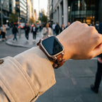 Correa Apple Watch tipo brazalete con remaches, hebilla de espiga, diseño moderno, modelo Riveira