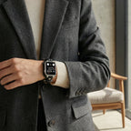 Correa Apple Watch tipo brazalete con remaches, hebilla de espiga, diseño moderno, modelo Riveira