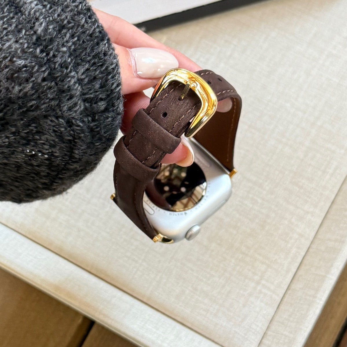 Correa de piel serraje para Apple Watch, acabado liso, hebilla de espiga, modelo Mathilda
