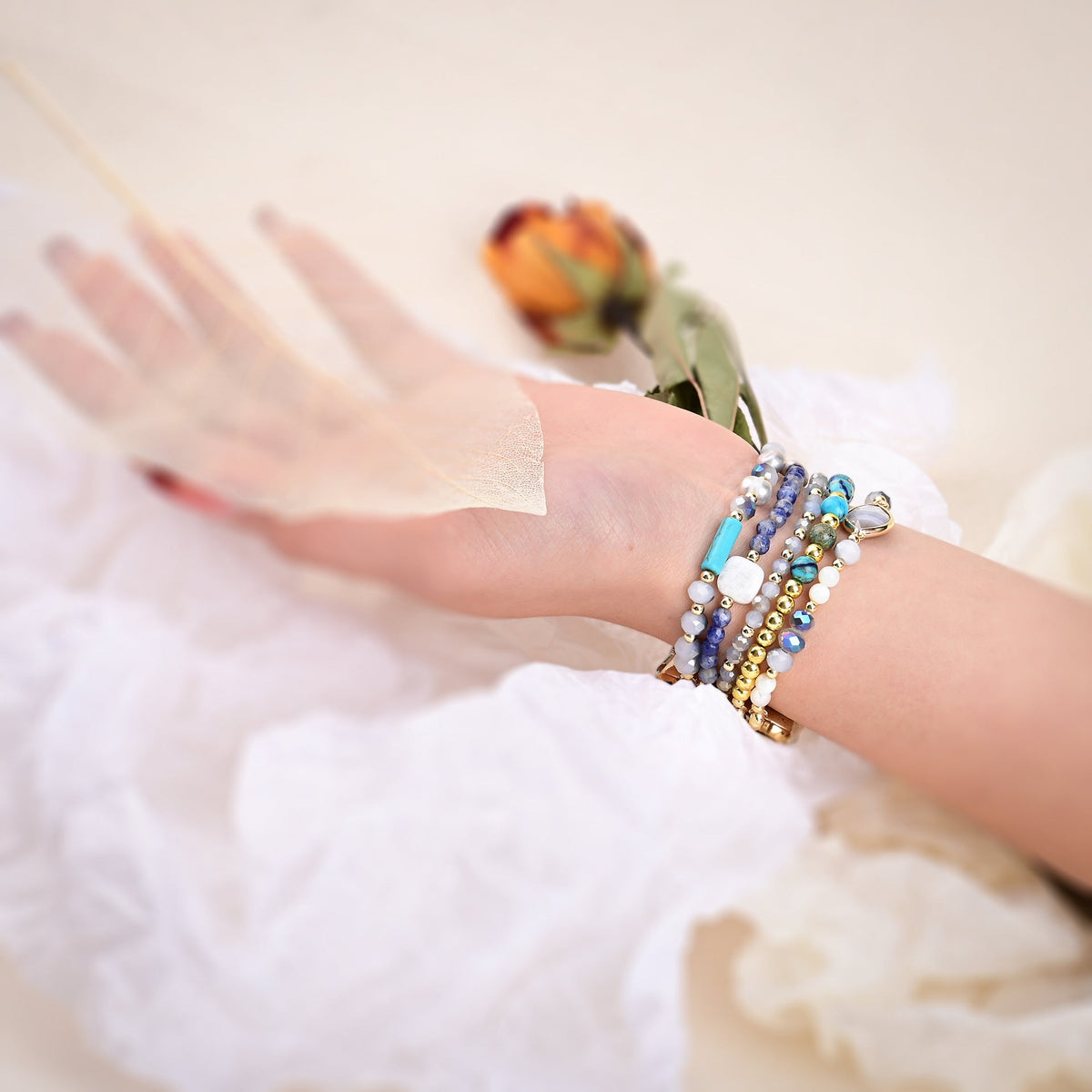Correa Apple Watch multicapa bohemia, perlas y cristales multicolores, para mujer, modelo Hyra