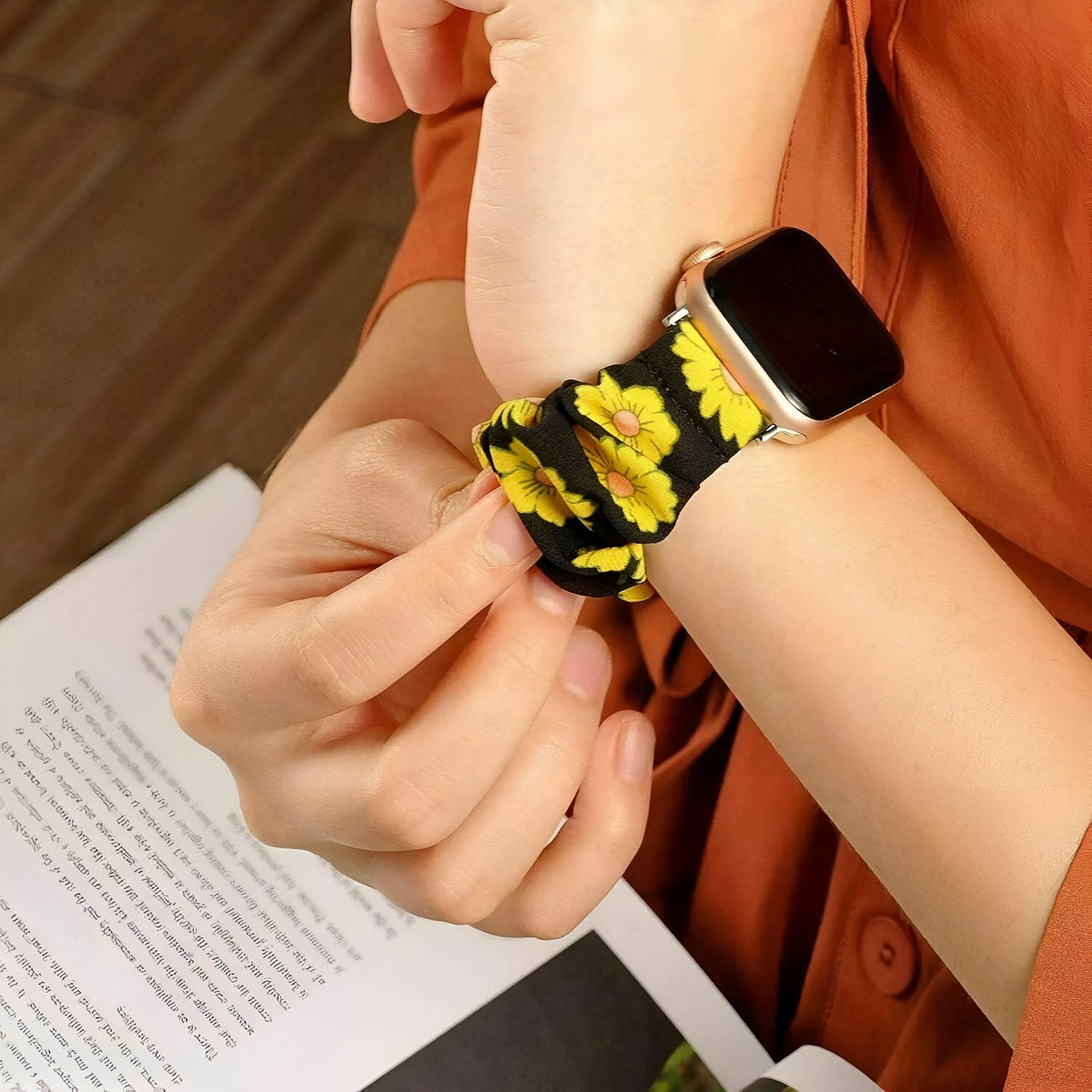 Correa Apple Watch estilo scrunchie, tela elástica con motivos florales, para mujer, modelo Nyssara