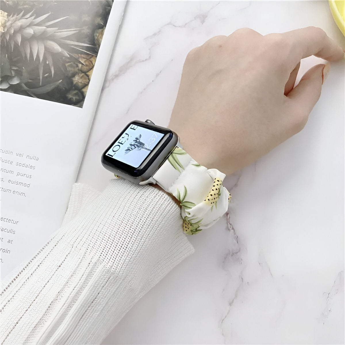 Correa Apple Watch tipo scrunchie, tela elástica con motivos, para mujer, modelo Jynara
