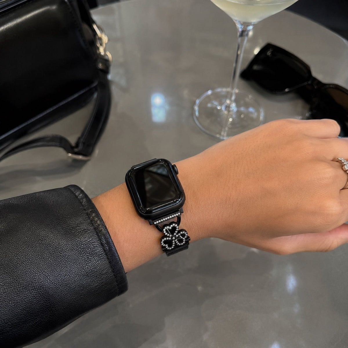Pulsera de malla para Apple Watch, acero inoxidable con cierre magnético, colgante de trébol engastado en circonita y nácar, modelo Podale