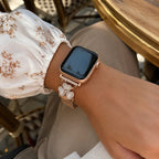 Pulsera de malla para Apple Watch, acero inoxidable con cierre magnético, colgante de trébol engastado en circonita y nácar, modelo Podale