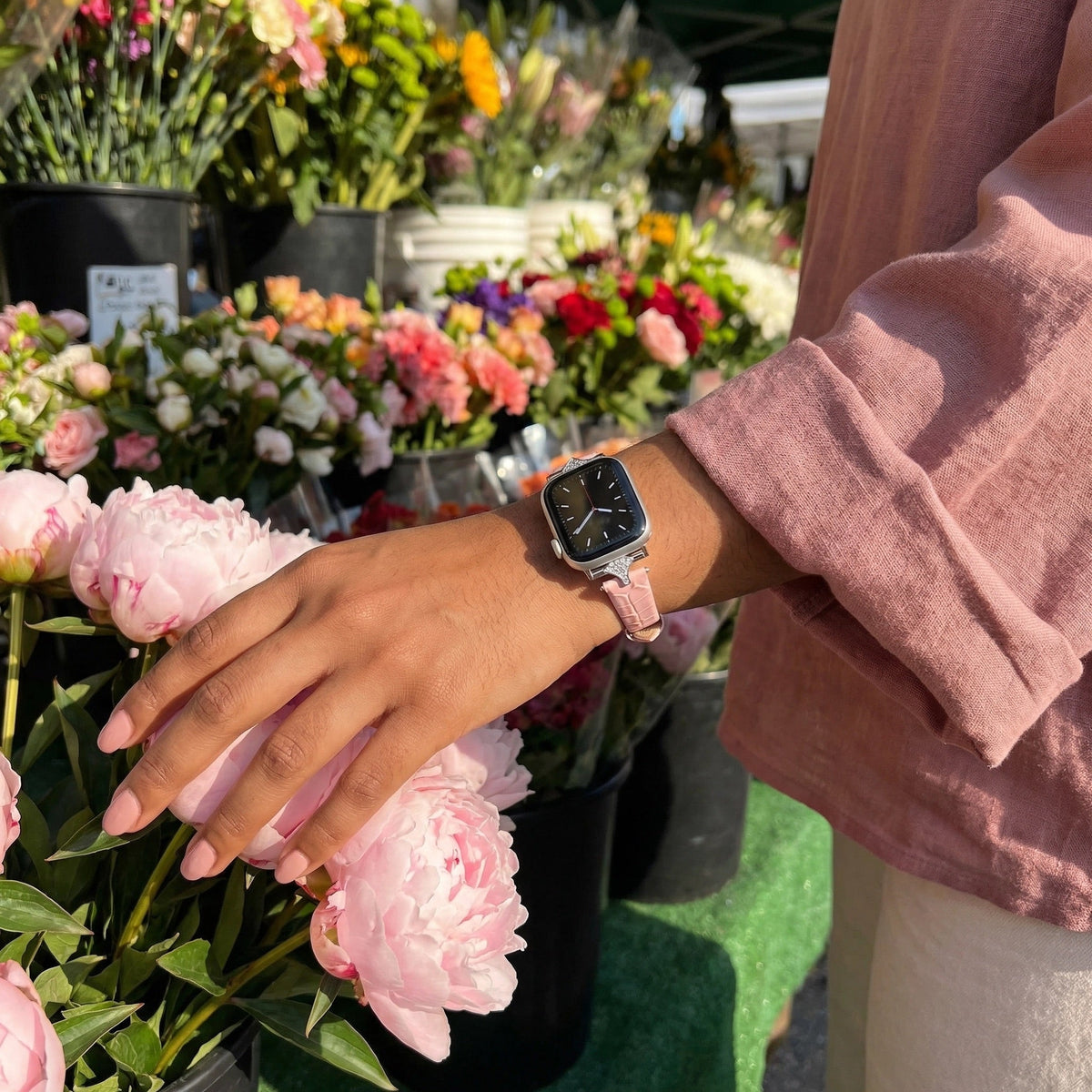 Correa fina para mujer, material sintético efecto cocodrilo, conectores con pedrería brillante, compatible con Apple Watch, elegancia en la muñeca, modelo Crozia