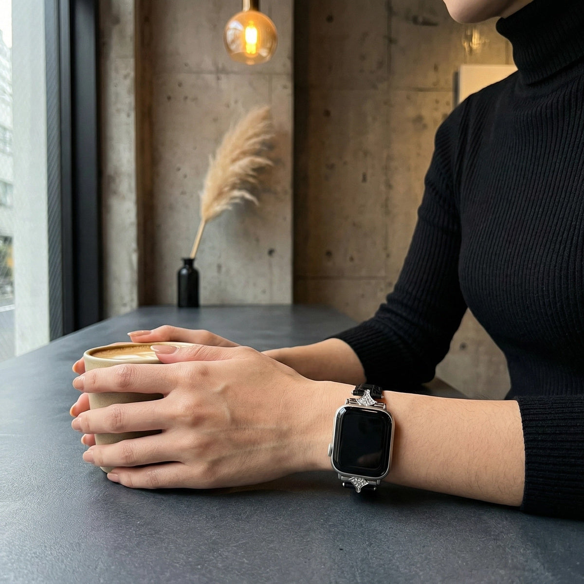 Correa fina para mujer, material sintético efecto cocodrilo, conectores con pedrería brillante, compatible con Apple Watch, elegancia en la muñeca, modelo Crozia