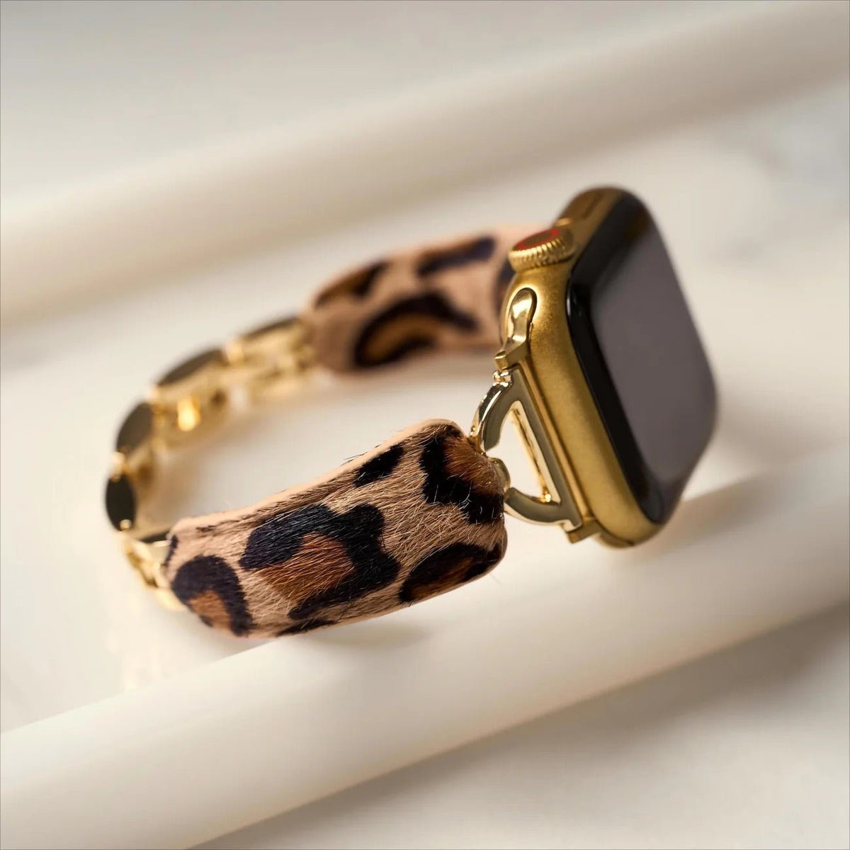 Correa leopardo para Apple Watch, estilo atrevido, acabados dorados brillantes y textura efecto pelo, modelo Keisha