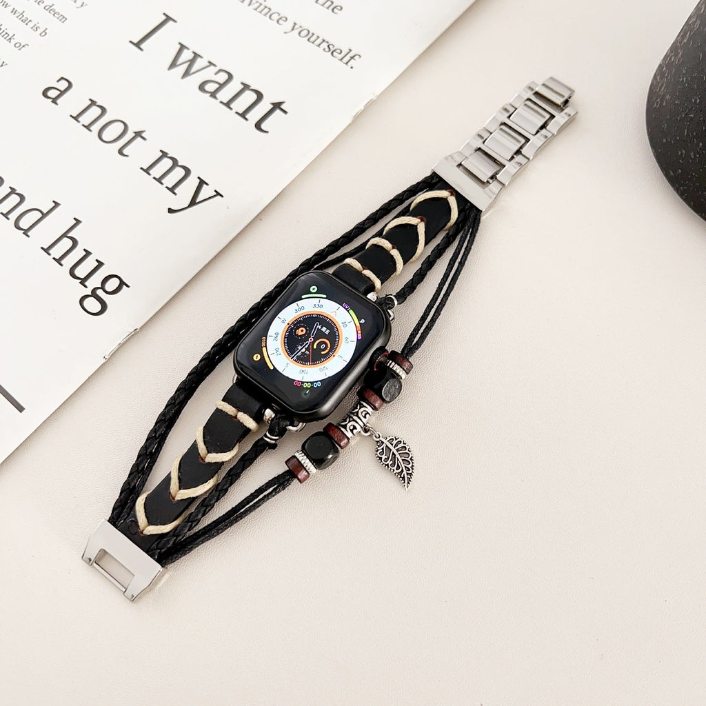 Correa Apple Watch multicapa trenzada, con perlas de madera y colgante de hoja, estilo bohemio, modelo Trossa