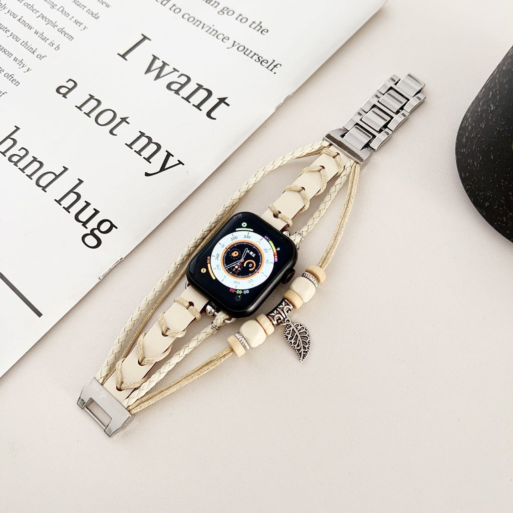 Correa Apple Watch multicapa trenzada, con perlas de madera y colgante de hoja, estilo bohemio, modelo Trossa