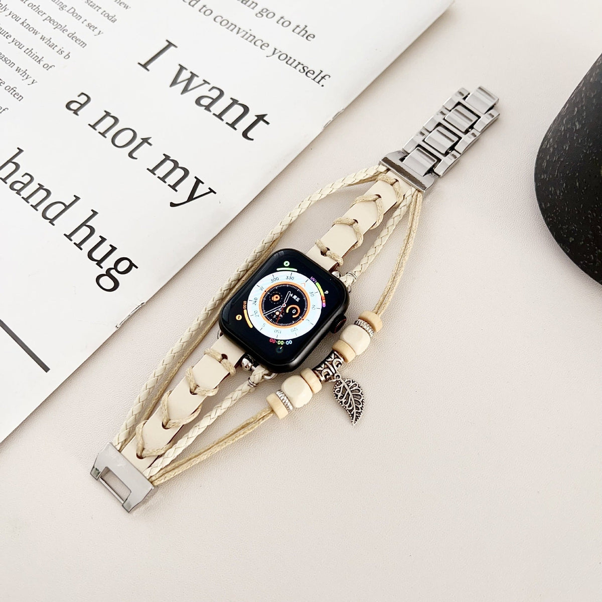 Correa Apple Watch multicapa trenzada, con perlas de madera y colgante de hoja, estilo bohemio, modelo Trossa