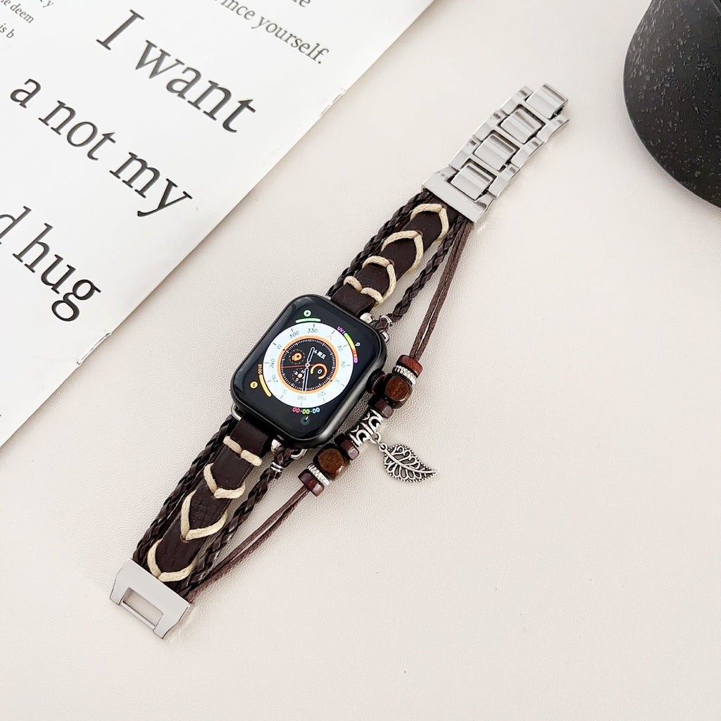 Correa Apple Watch multicapa trenzada, con perlas de madera y colgante de hoja, estilo bohemio, modelo Trossa