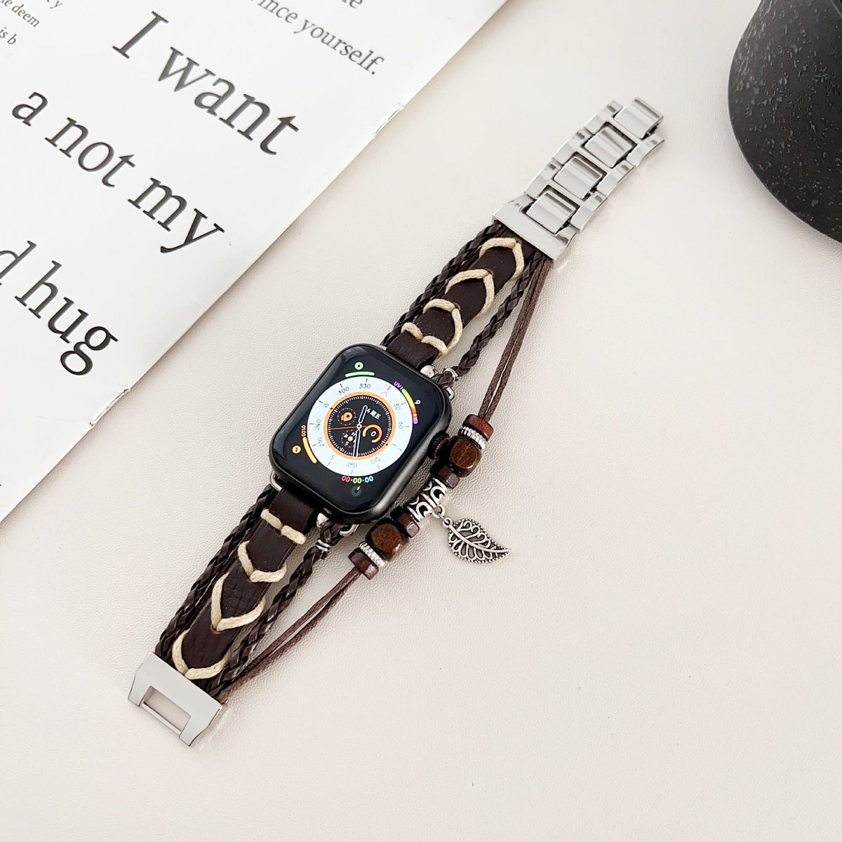 Correa Apple Watch multicapa trenzada, con perlas de madera y colgante de hoja, estilo bohemio, modelo Trossa