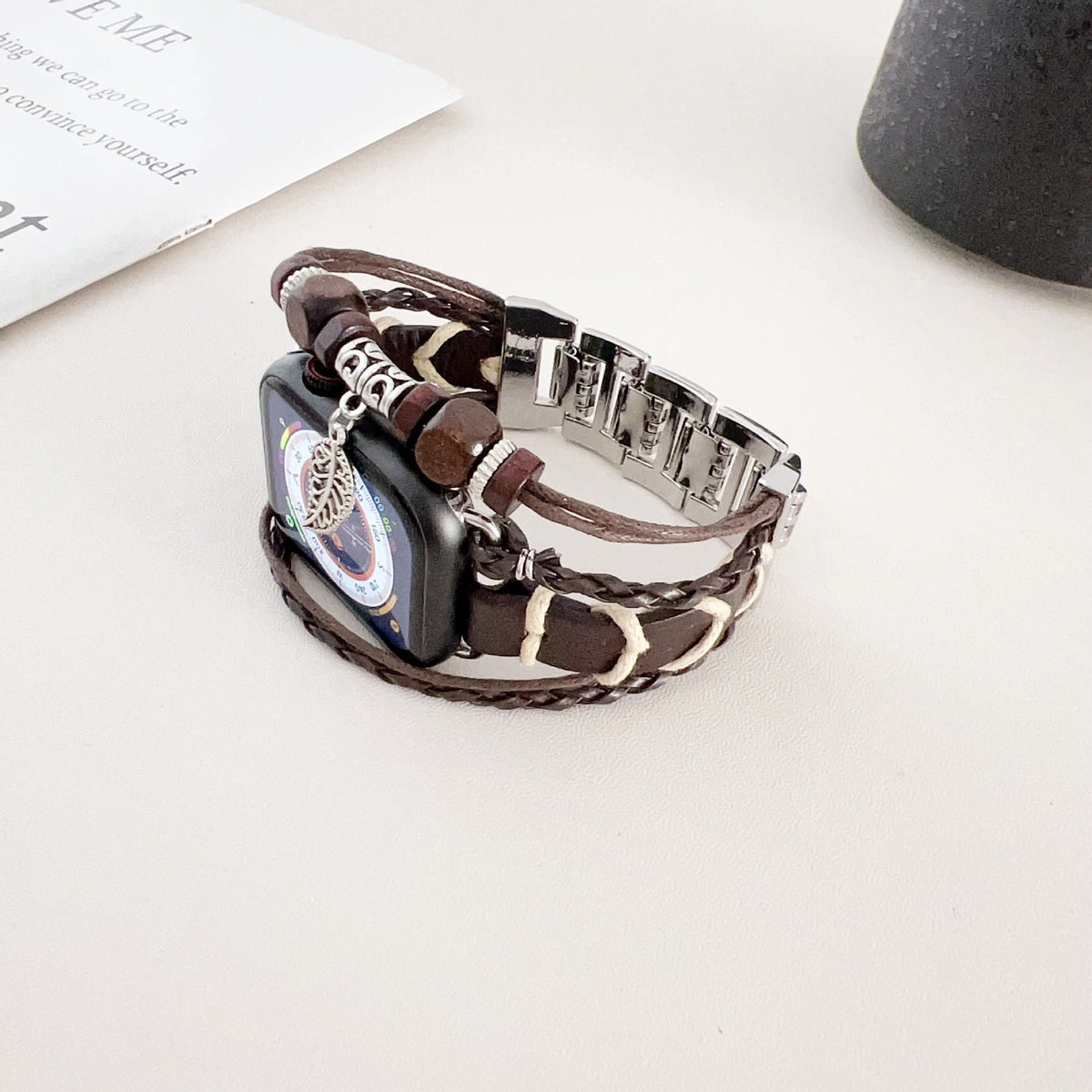 Correa Apple Watch multicapa trenzada, con perlas de madera y colgante de hoja, estilo bohemio, modelo Trossa
