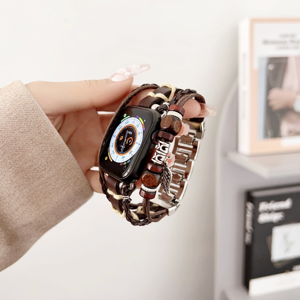 Correa Apple Watch multicapa trenzada, con perlas de madera y colgante de hoja, estilo bohemio, modelo Trossa