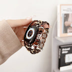 Correa Apple Watch multicapa trenzada, con perlas de madera y colgante de hoja, estilo bohemio, modelo Trossa