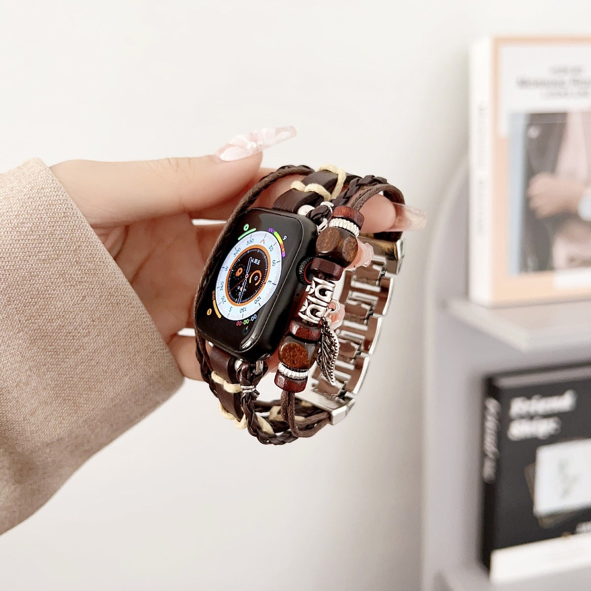 Correa Apple Watch multicapa trenzada, con perlas de madera y colgante de hoja, estilo bohemio, modelo Trossa