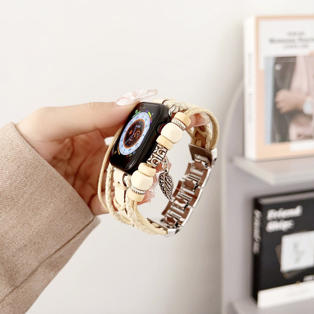 Correa Apple Watch multicapa trenzada, con perlas de madera y colgante de hoja, estilo bohemio, modelo Trossa